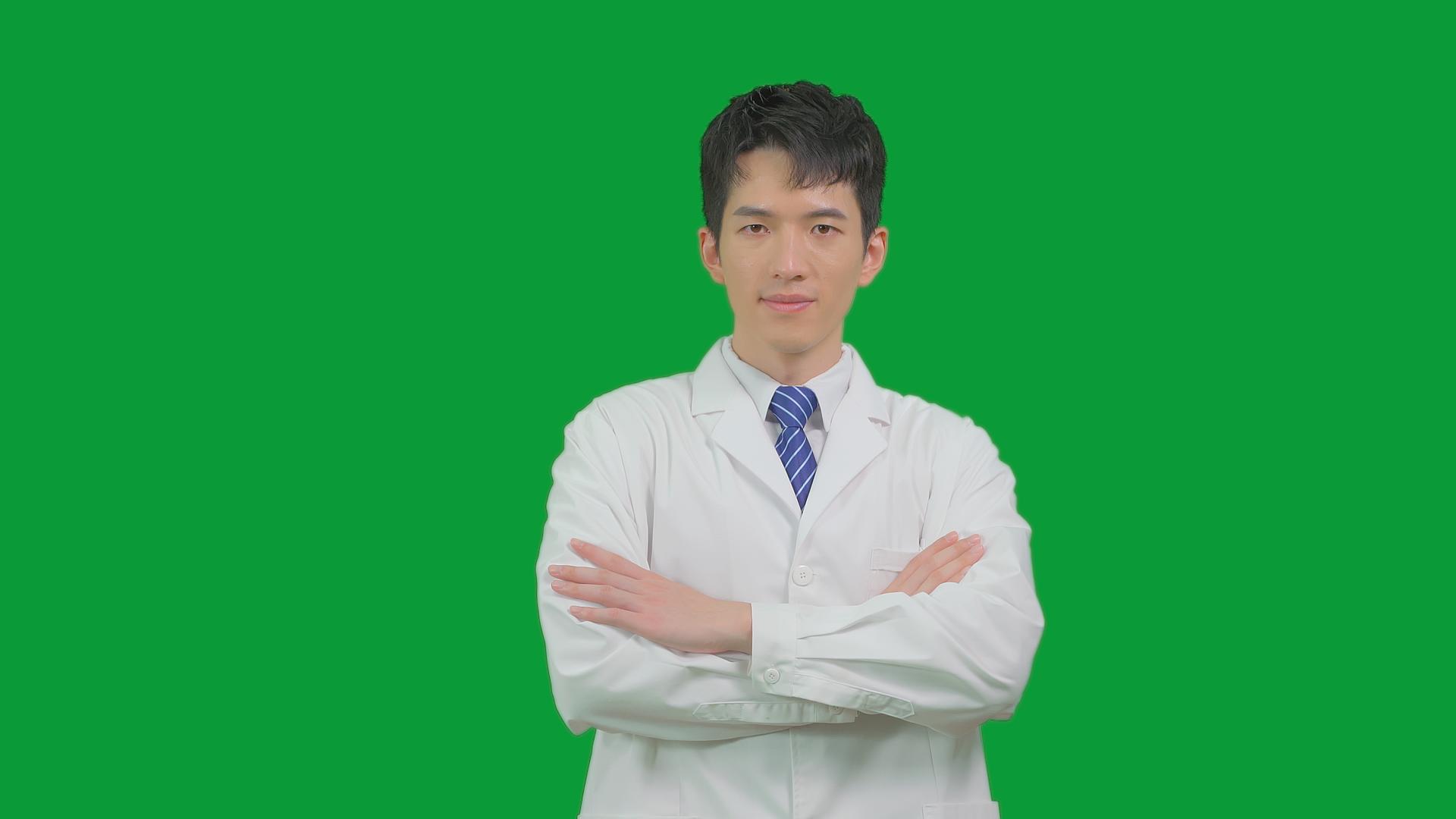 4K男医生抱胸形象视频的预览图