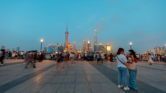 8K上海外滩人流大范围延时视频的预览图