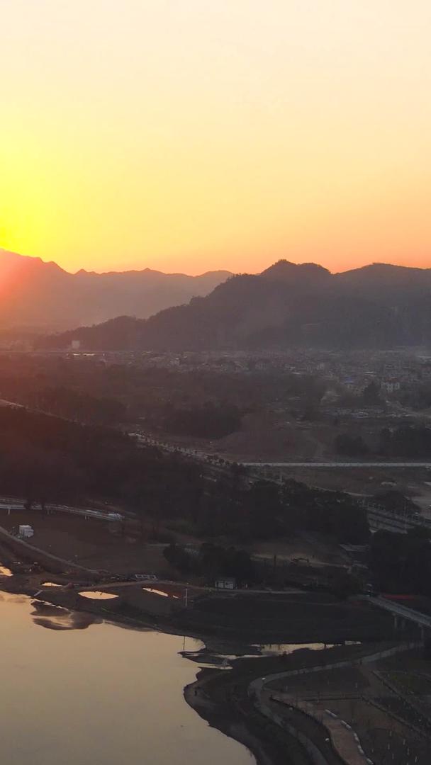 5A景区天台山迎着夕阳航拍飞行视频的预览图