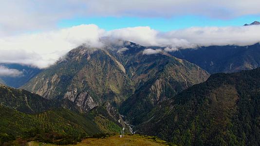 航拍川藏高原山脉巴郎山视频的预览图