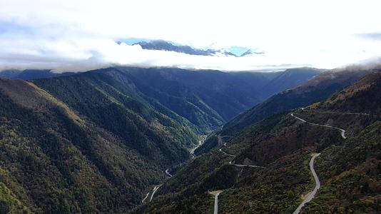 航拍川藏线山脉与盘山公路视频的预览图