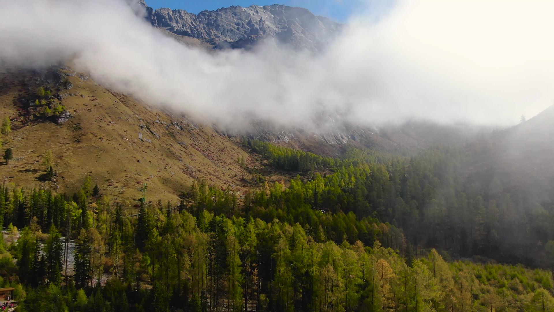 航拍云雾缭绕的川藏四姑娘山主峰玉兔峰视频的预览图