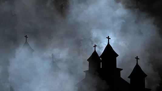 古老的教堂雨环绕着古老的教堂在夜晚与乌云相遇视频的预览图