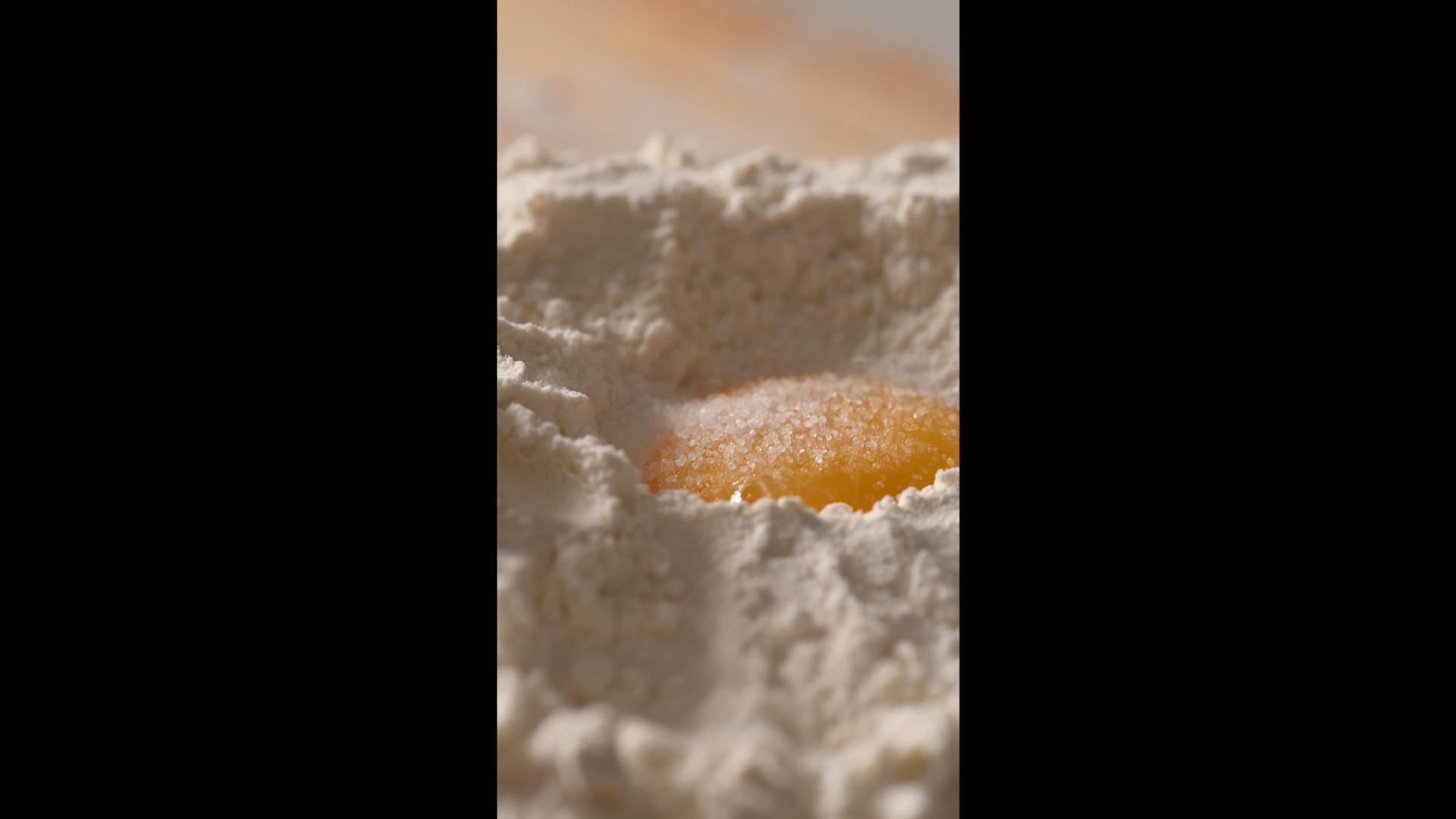 竖屏4k往蛋黄撒糖粉视频的预览图