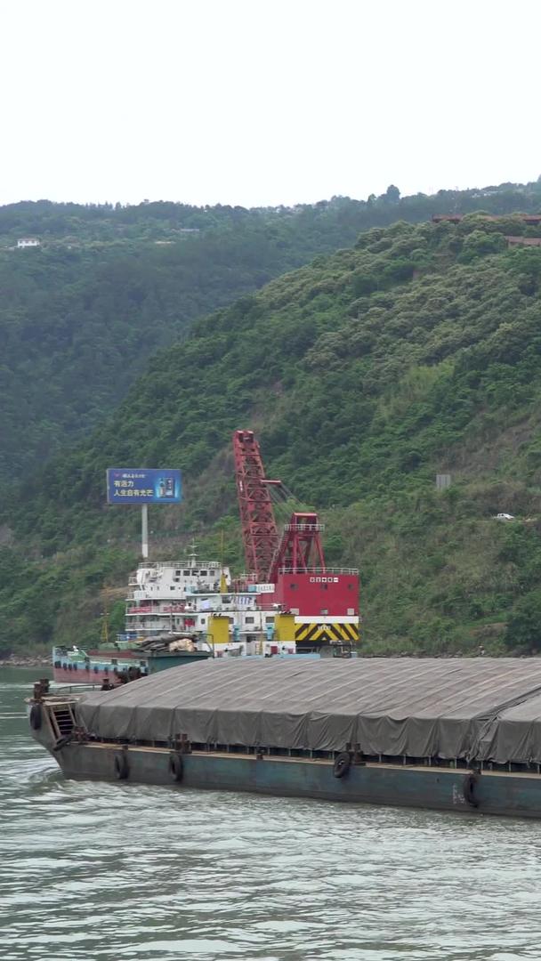 在长江上实拍行驶的货轮集合视频的预览图
