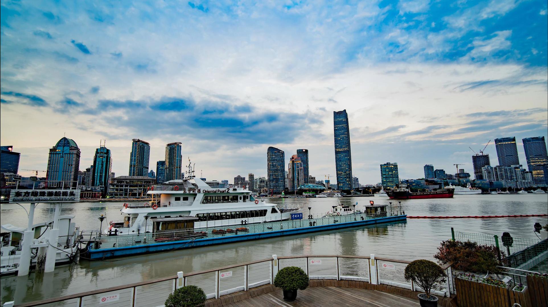 8k上海黄浦江北外滩白玉兰广场游轮运输交通延时摄影视频的预览图