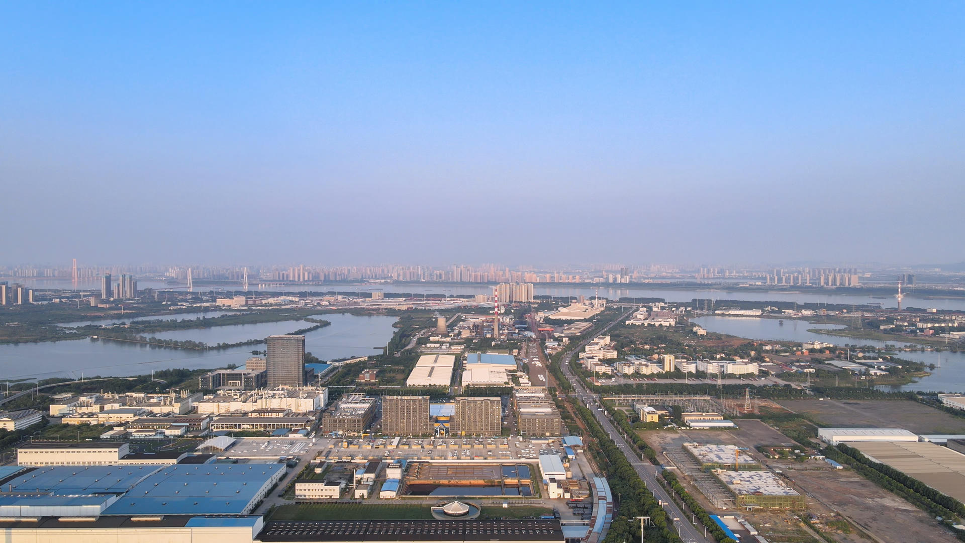 航拍城市制造业工厂武汉经济技术开发区汽车工业城园区全景素材视频的预览图