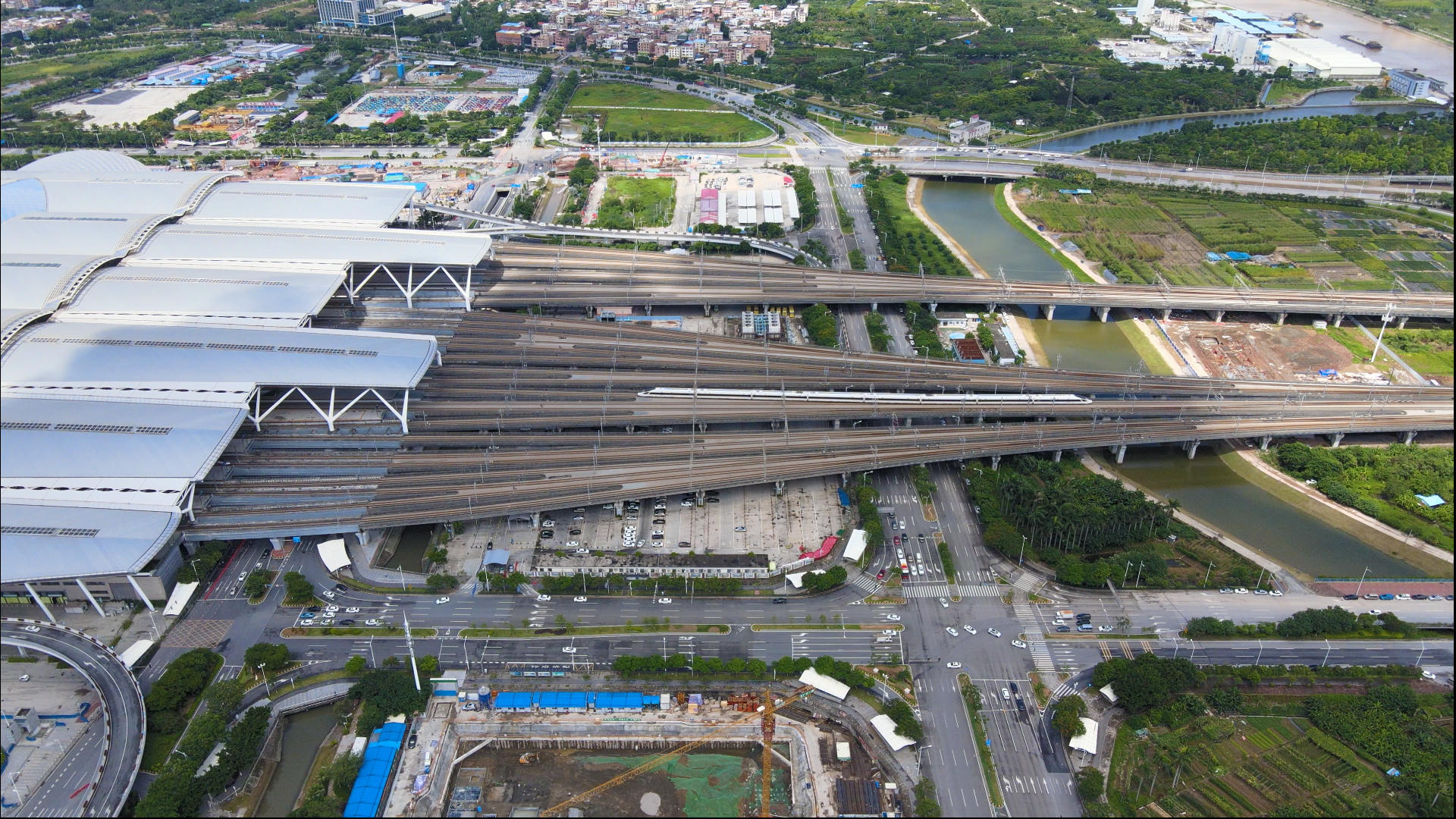 4k高清航拍广州南站火车动车进出站视频的预览图