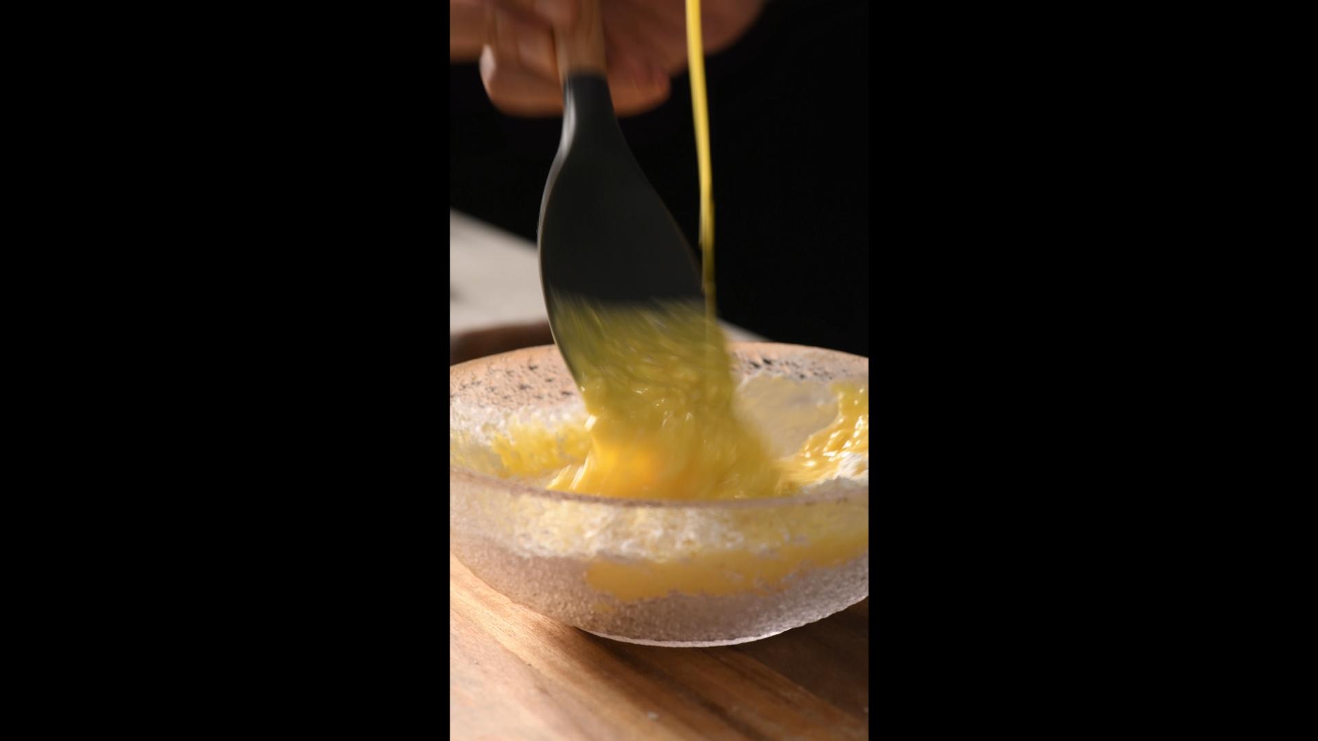 竖屏4k面粉加蛋液搅拌视频的预览图