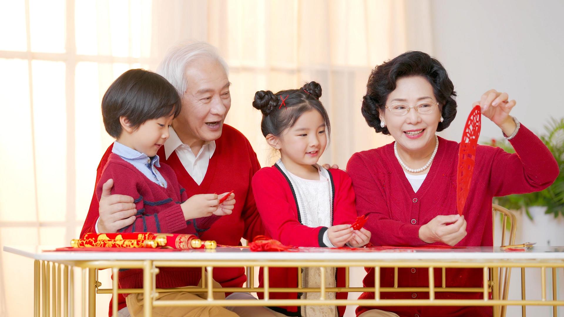 4k春节剪纸爷爷奶奶带孙子孙女一起剪福字视频的预览图