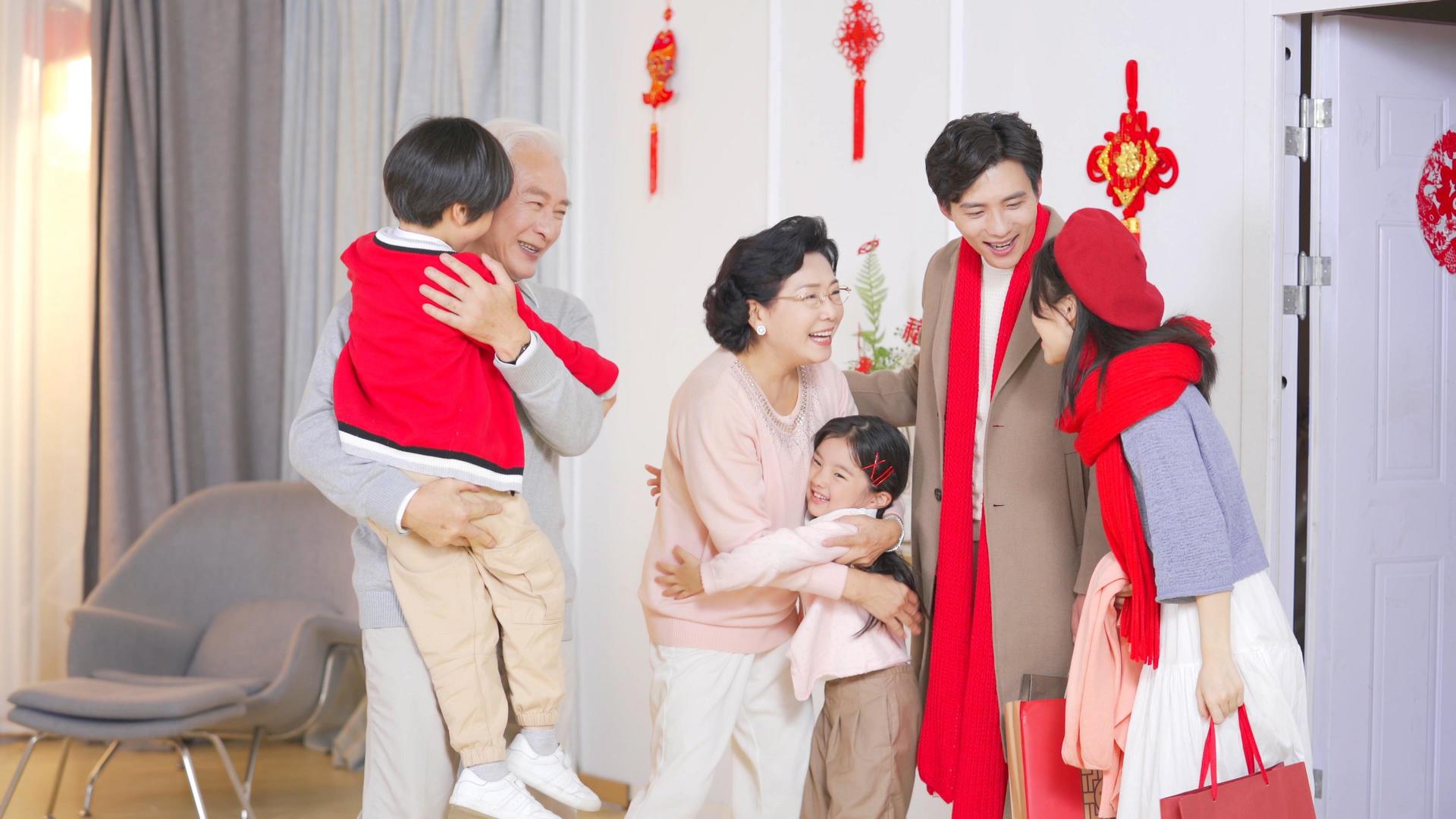 红火过年春节年轻夫妇带孩子回家过年视频的预览图