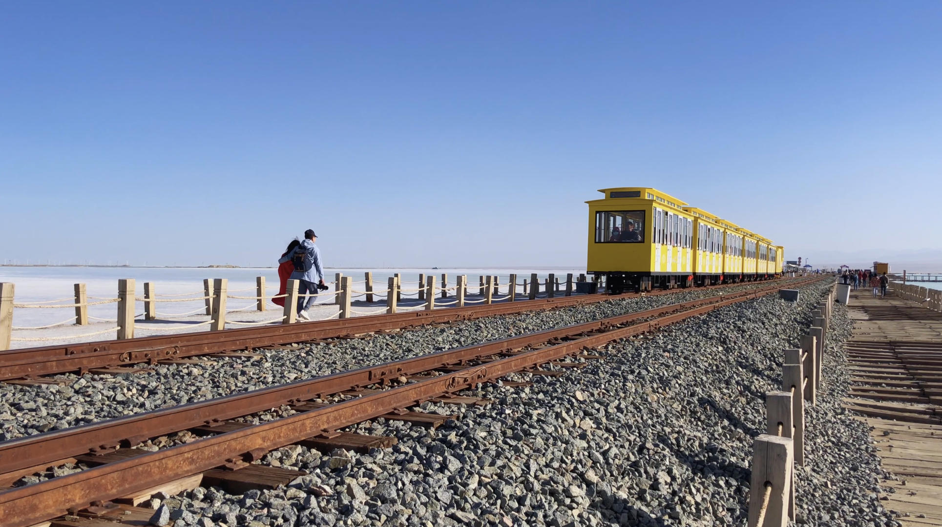 4K实拍茶卡盐湖上火车视频的预览图