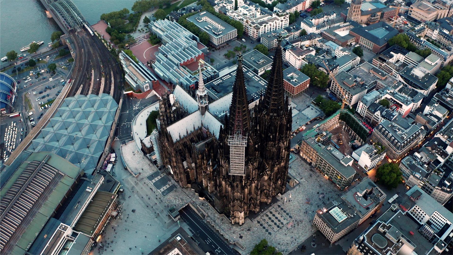 鸟瞰科隆大教堂视频的预览图