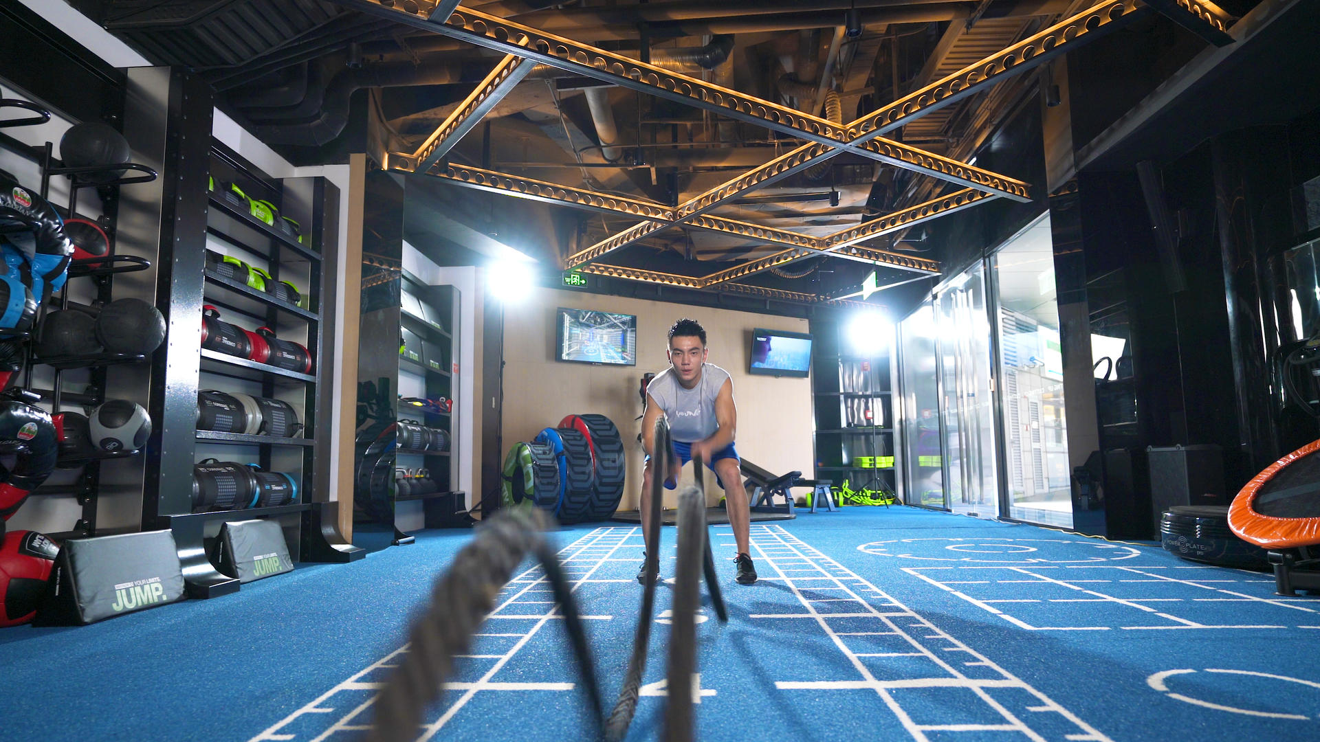 4k健身房力量训练战绳锻炼视频的预览图