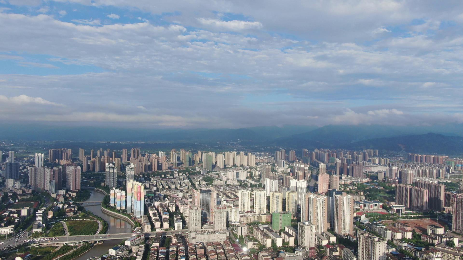 4K航拍蓝天白云城市天际线视频的预览图