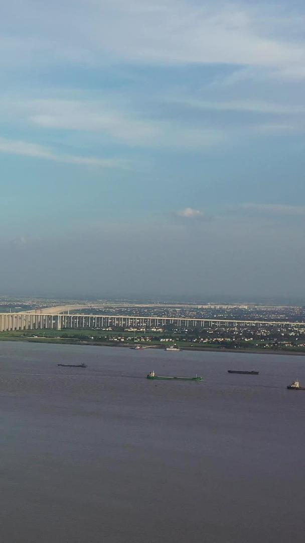 沪苏通长江公铁大桥航拍视频视频的预览图