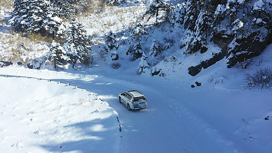 冬季江西九江庐山路雪地里行驶的汽车4k素材视频的预览图