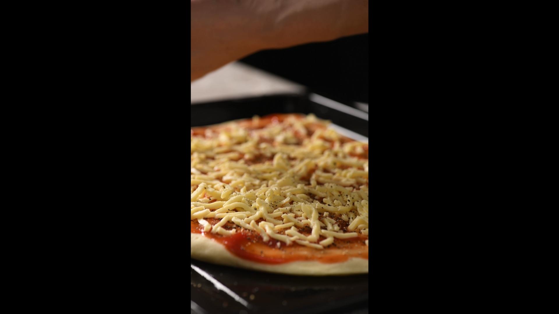竖屏4k披萨饼皮撒黑胡椒视频的预览图