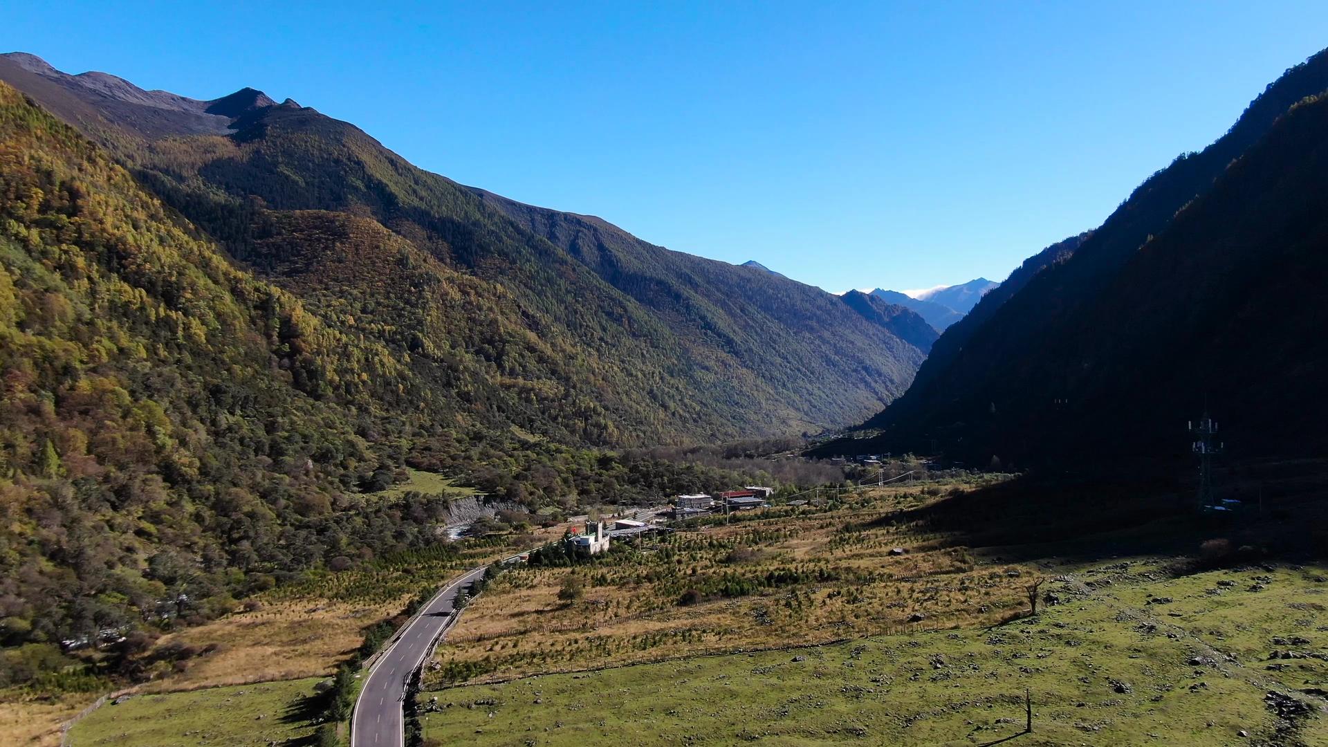 航拍川西蜀山山谷秋季风光视频视频的预览图