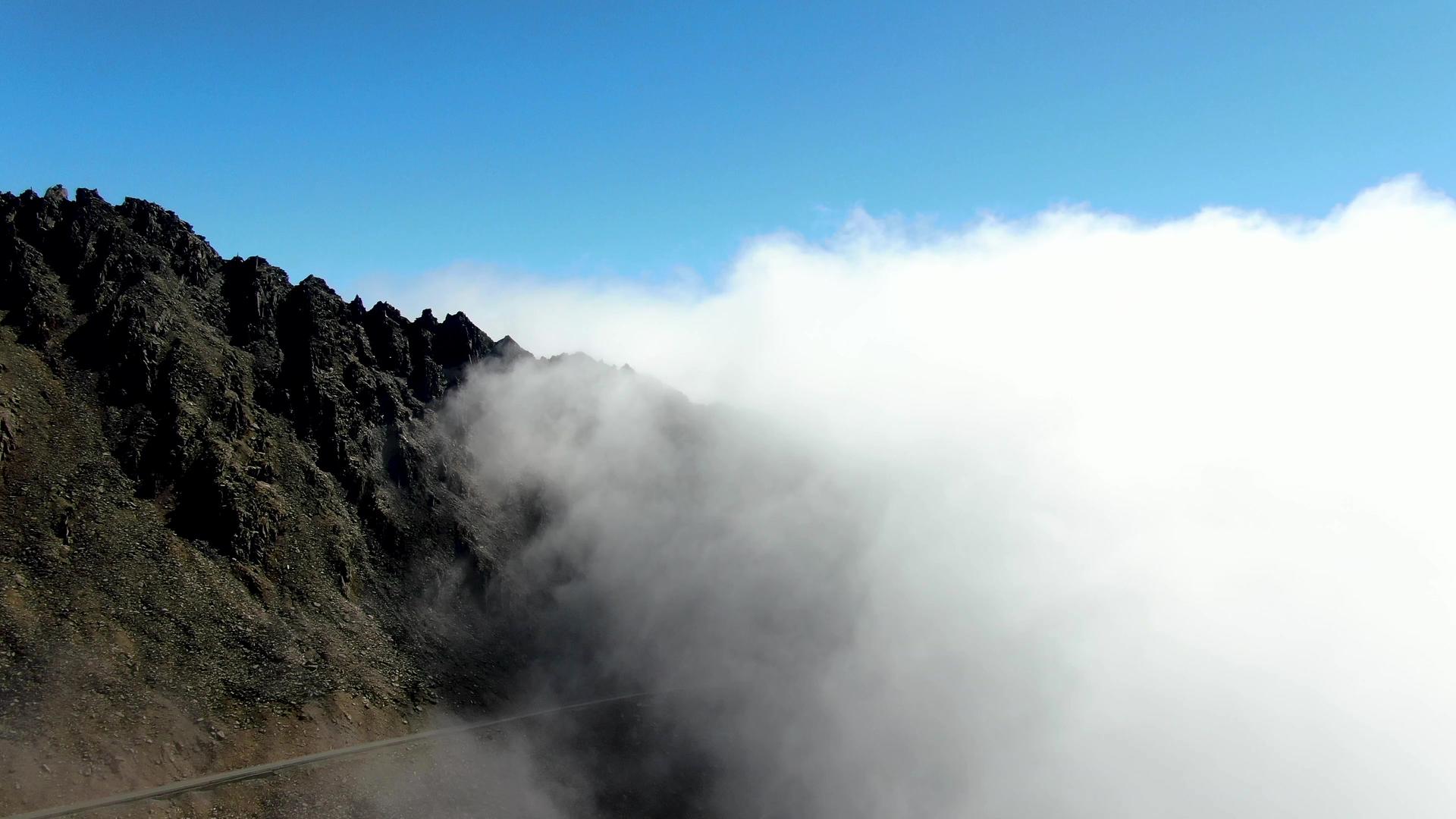 航拍云雾缭绕的高海拔山脉折多山视频视频的预览图