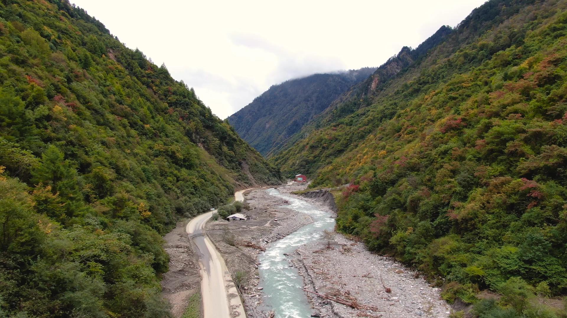 航拍高原山脉山谷中的彩林秋色视频视频的预览图