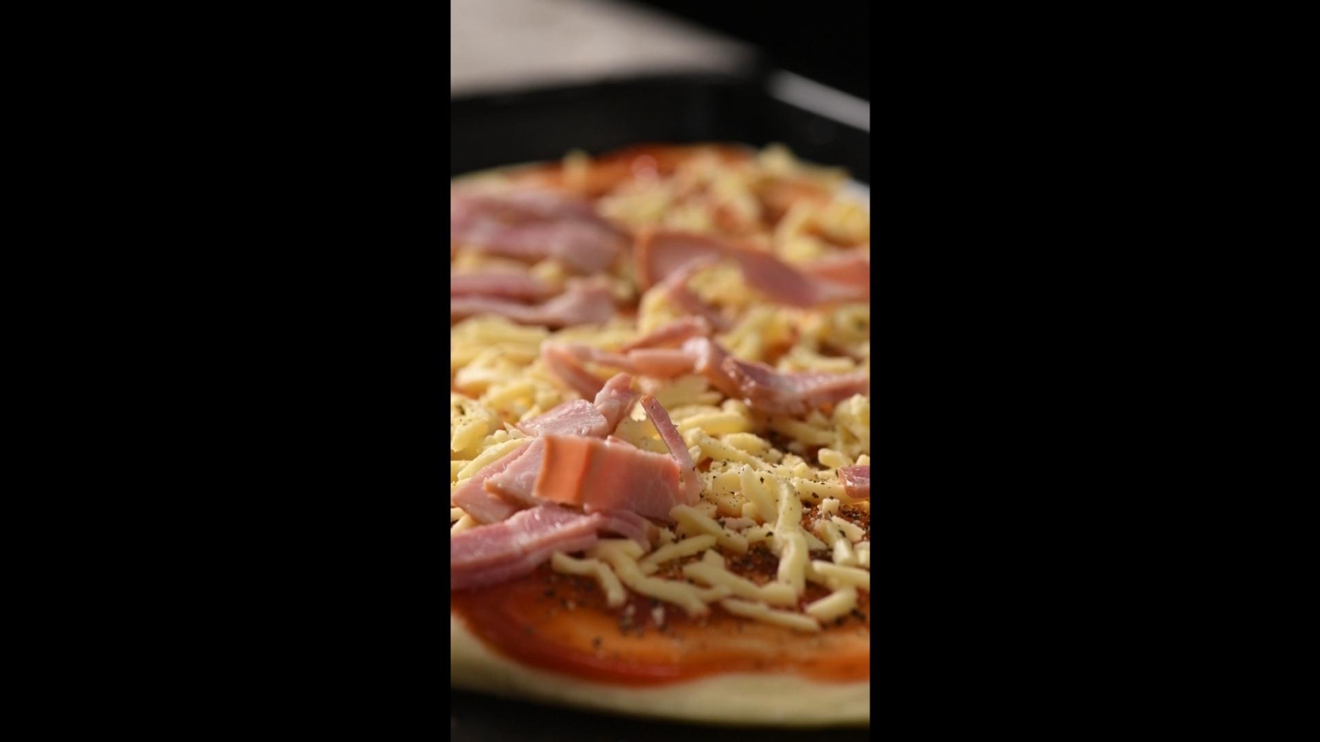 竖屏4k披萨制作撒肉片视频的预览图