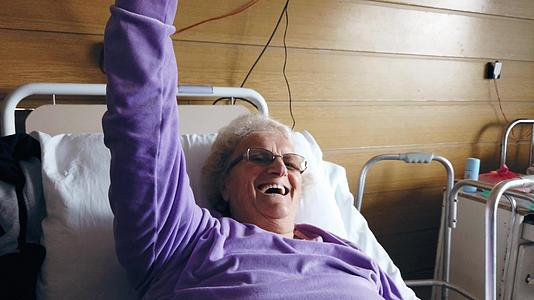 病床上的老年妇女视频的预览图