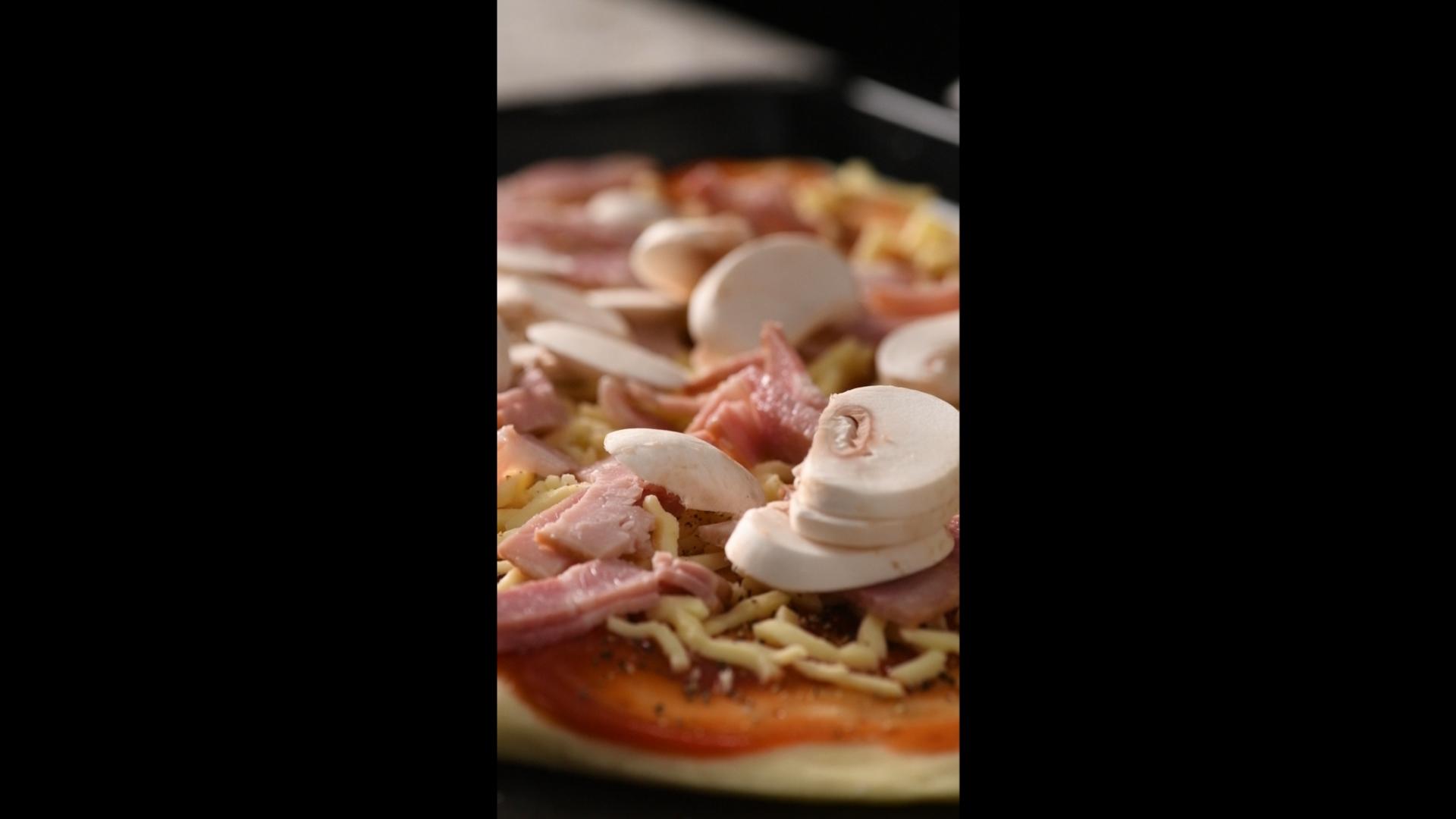 竖屏4k披萨制作撒蘑菇视频的预览图