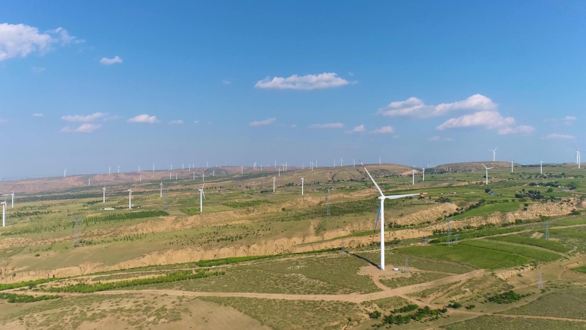 新疆风力发电风车航拍视频的预览图