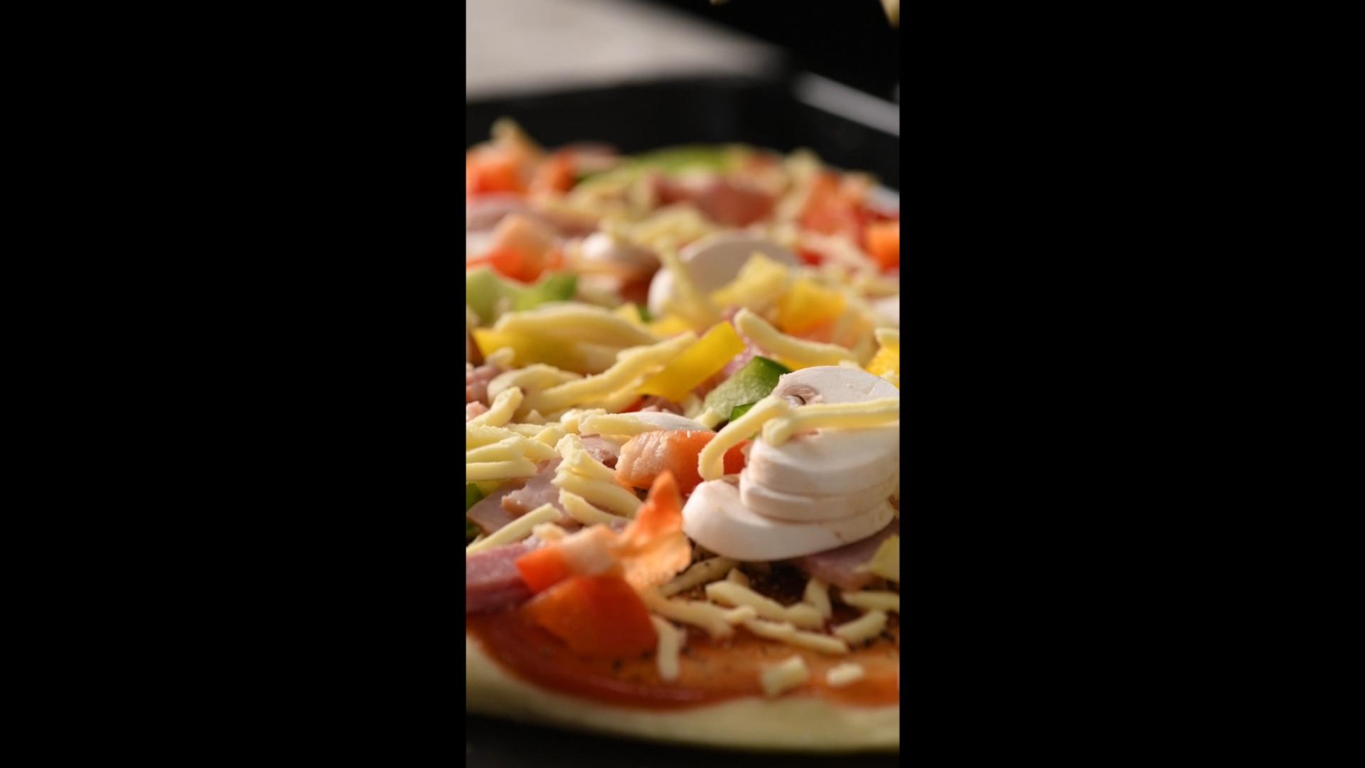 竖屏4k披萨制作撒芝士条视频的预览图