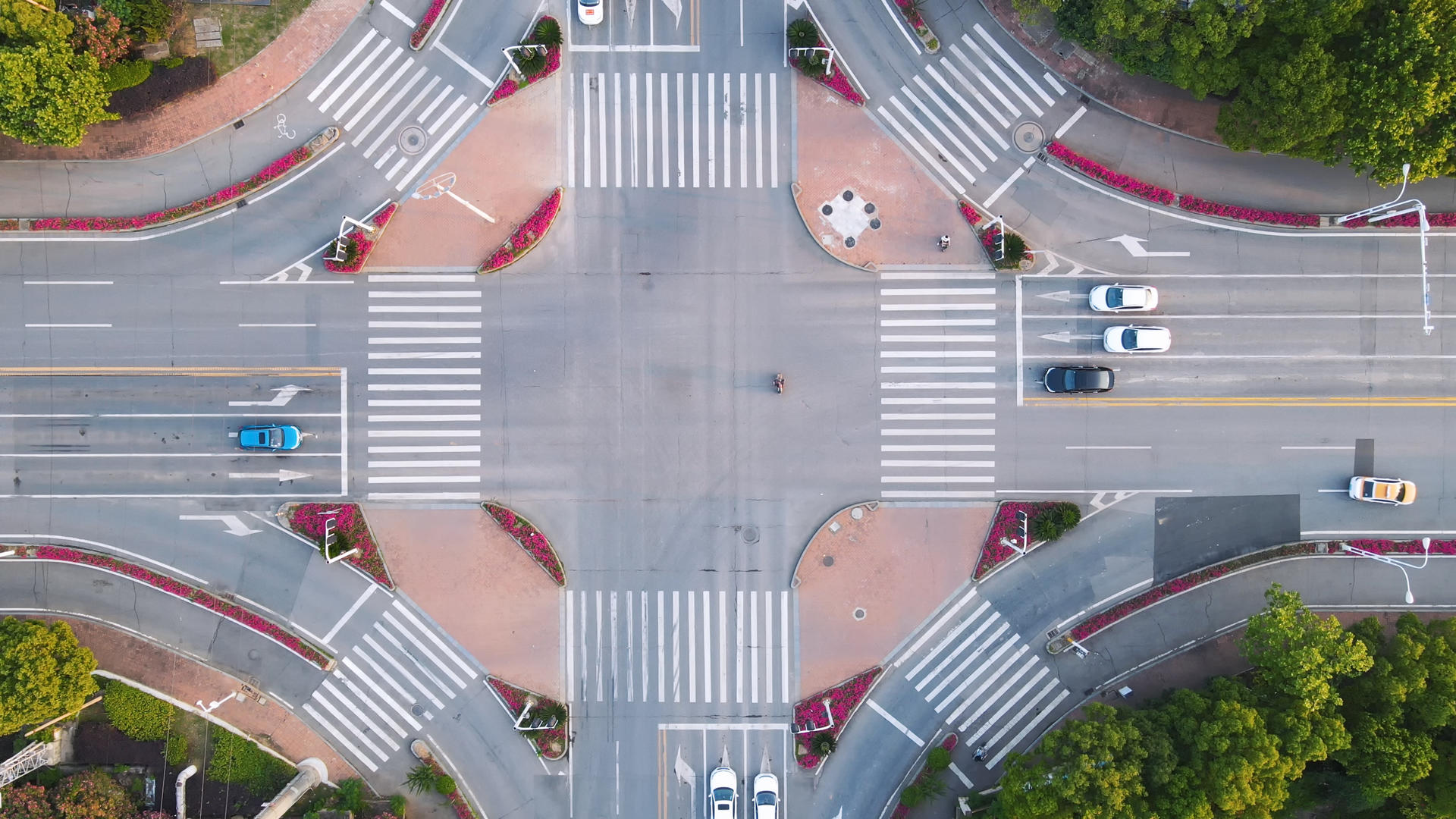航拍风光城市俯拍交通道路斑马线十字路口行人车辆素材视频的预览图