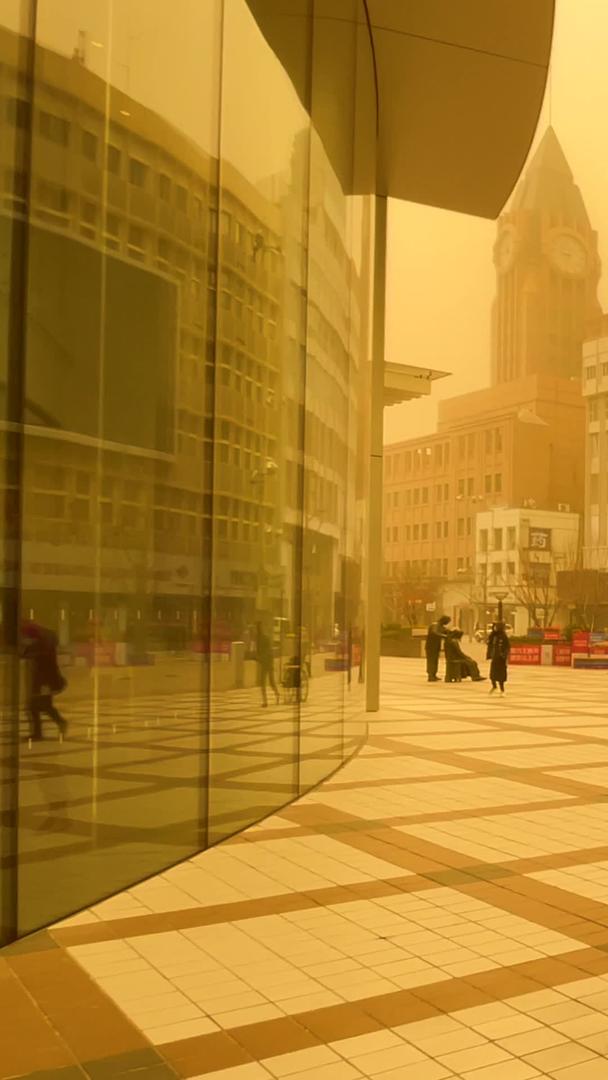北京王府井大街实拍沙尘暴视频的预览图