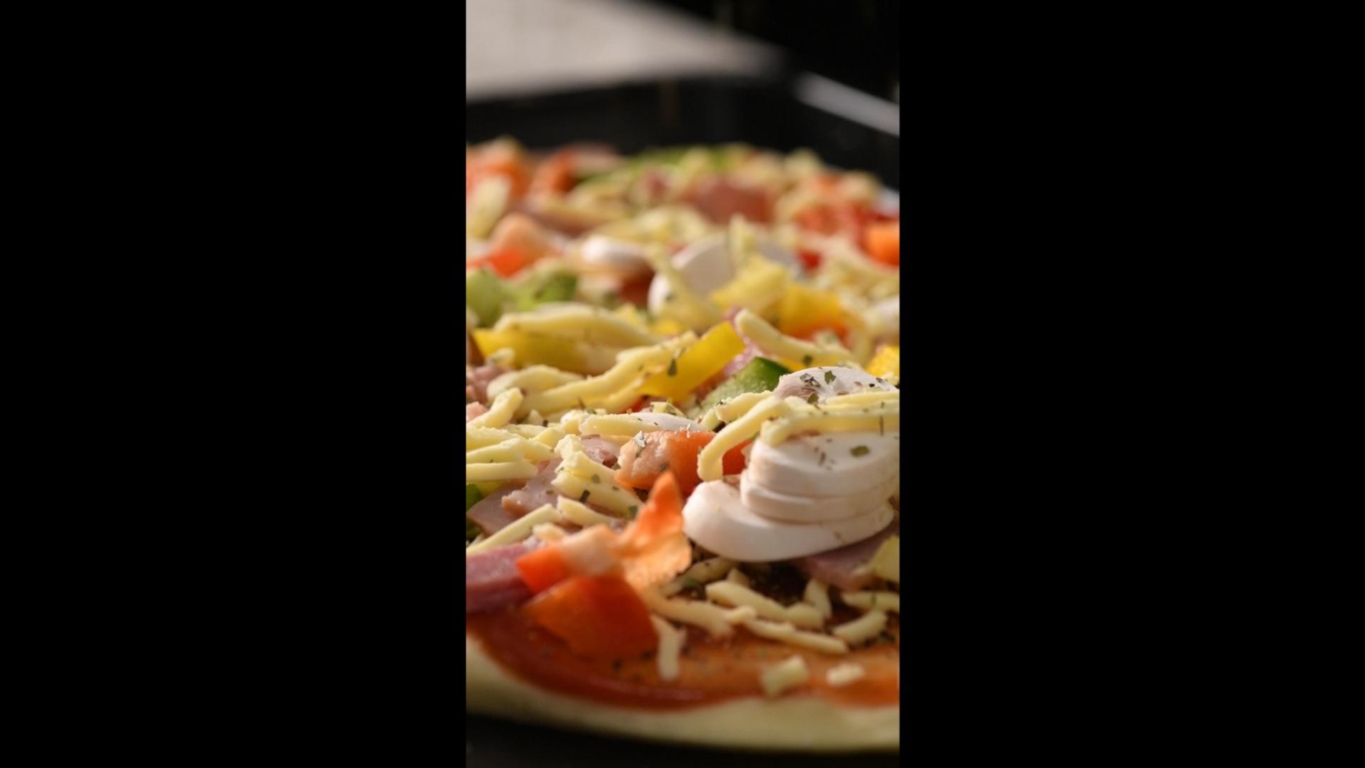 竖屏4k披萨制作撒香草视频的预览图