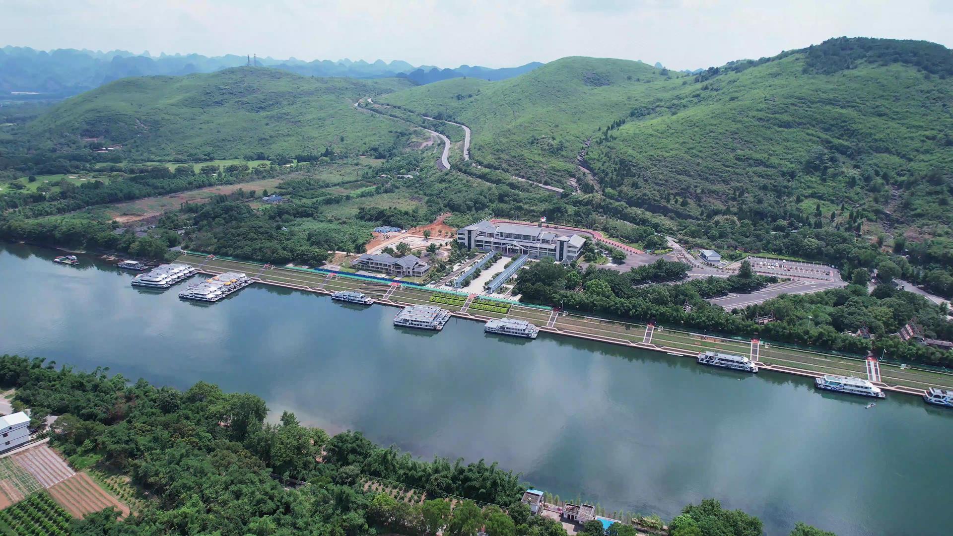 桂林漓江旅游磨盘山码头港口旅游船航拍视频的预览图
