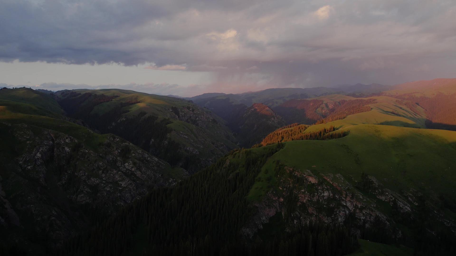 航拍新疆伊犁险峻的天山山脉日落余晖视频视频的预览图