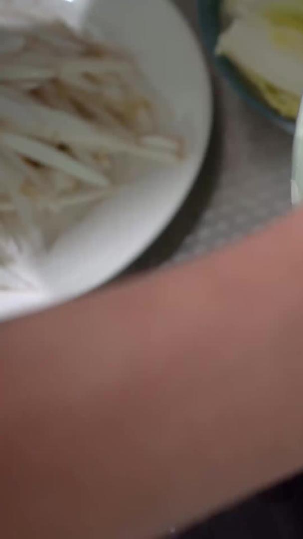 西红柿酸汤在厨房做饭视频的预览图