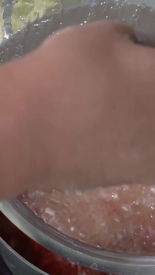 西红柿酸汤在厨房做饭视频的预览图