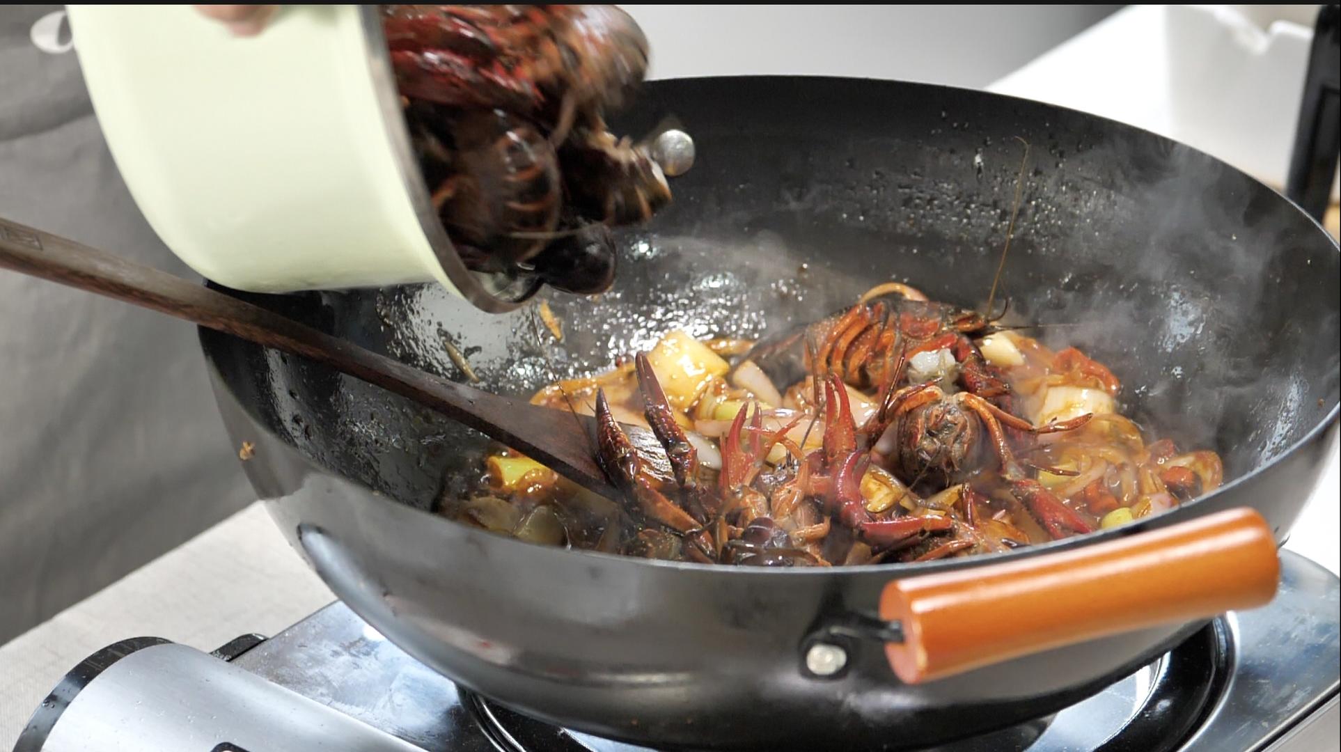 十三香小龙虾煸炒120帧升格视频视频的预览图