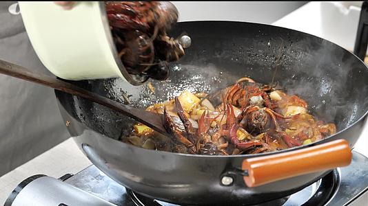 十三香小龙虾煸炒120帧升格视频视频的预览图