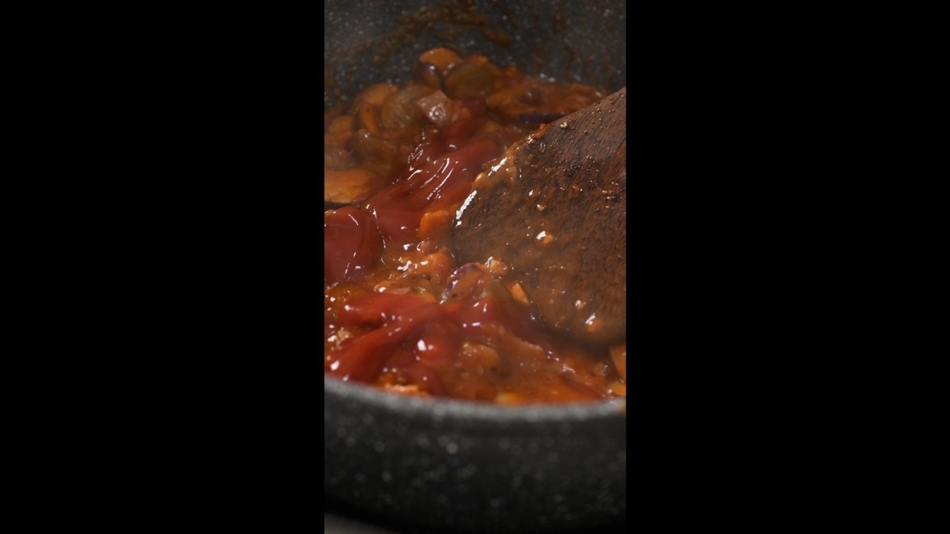 竖屏4k往意面酱料里加番茄酱视频的预览图