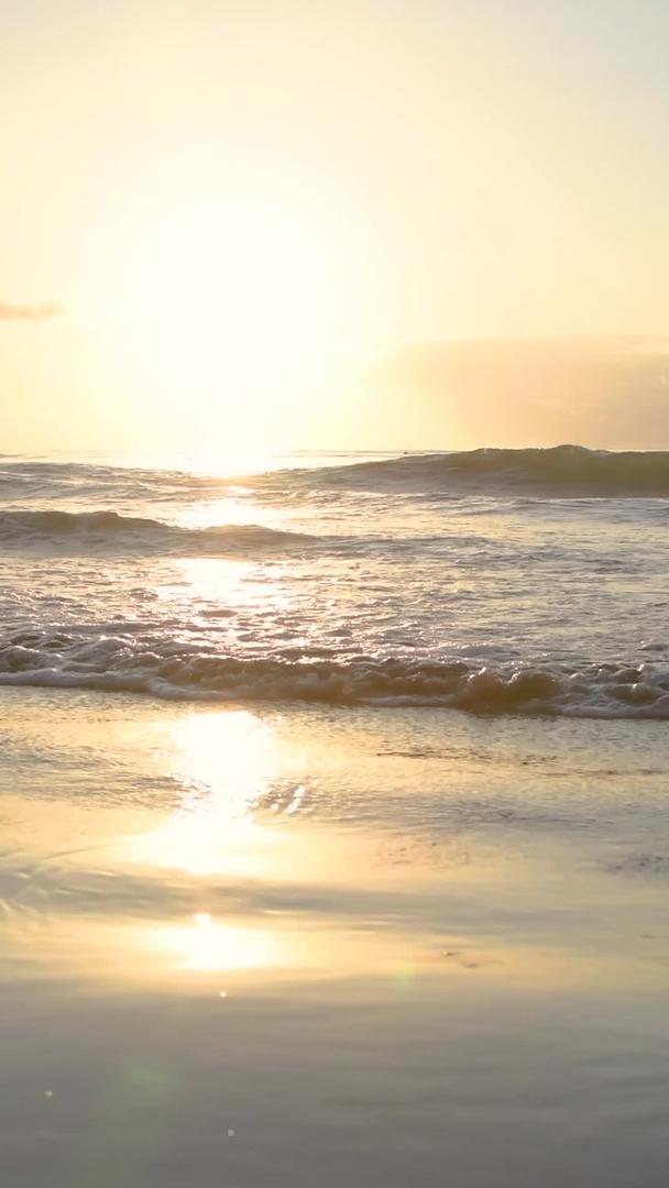 日出在海浪中视频的预览图
