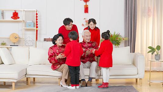 红火过年春节新年孩子们拿着礼物送给长辈视频的预览图