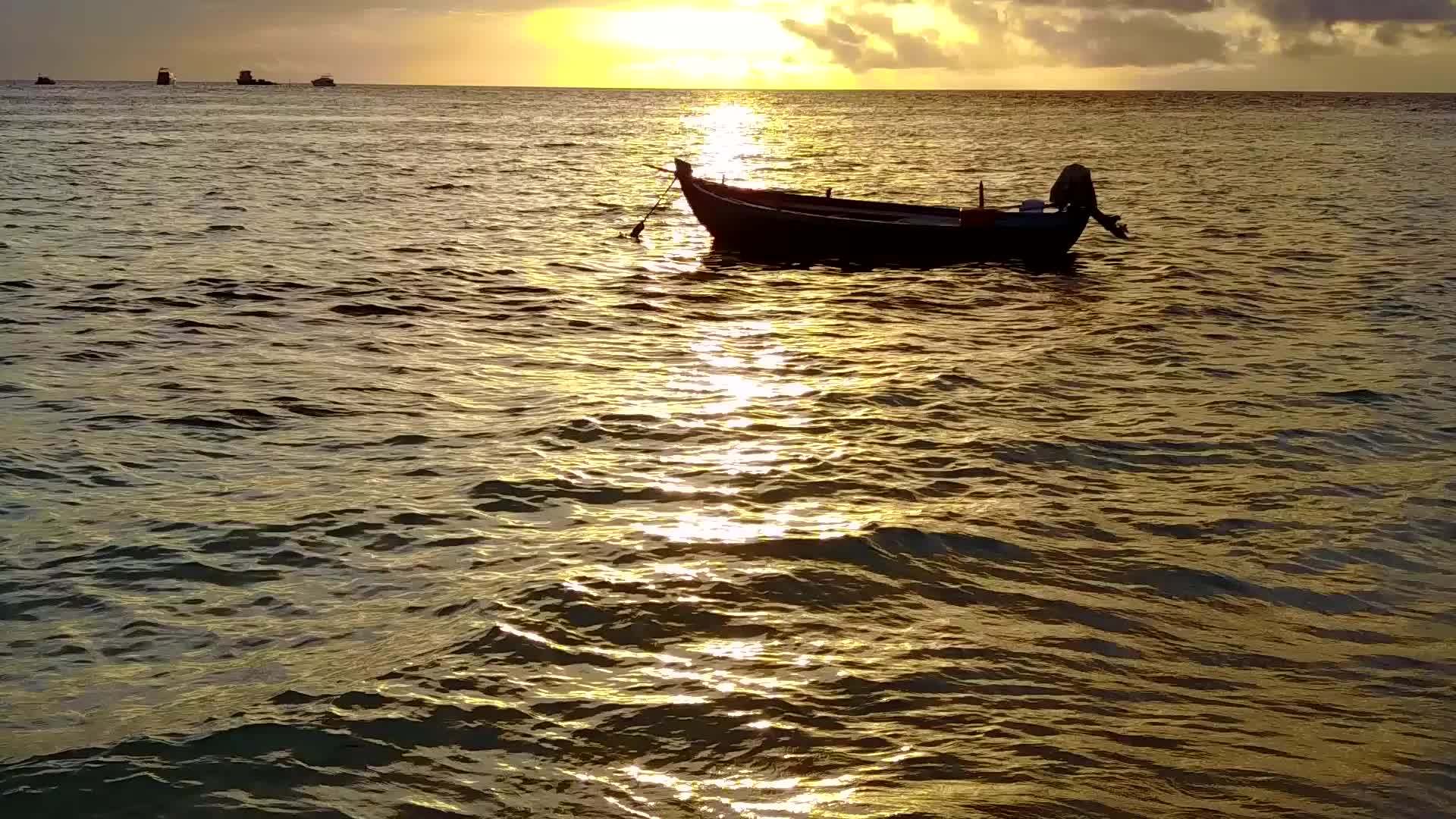 在沙洲附近的白沙背景下蓝色的海洋海岸海滩冒险阳光纹理视频的预览图