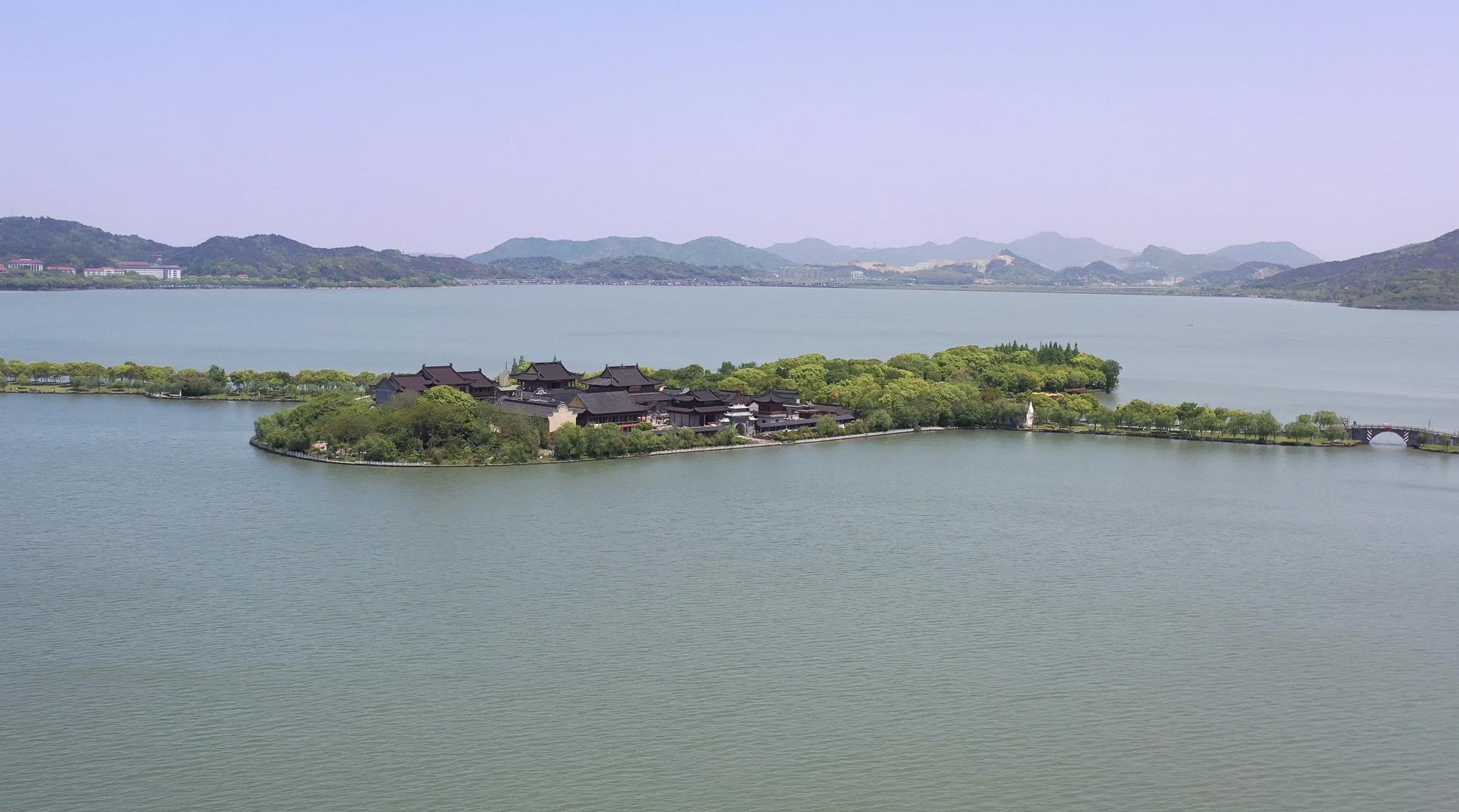 宁波东钱湖风光湖心岛航拍4K视频视频的预览图