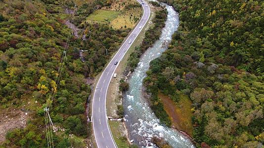 航拍山谷中蜿蜒的河流公路视频的预览图