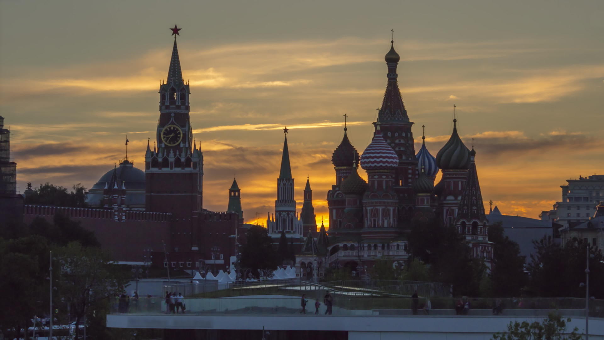 莫斯科克伦林圣拜西尔大教堂和扎里亚德大教堂在阳光明媚的夜晚视频的预览图