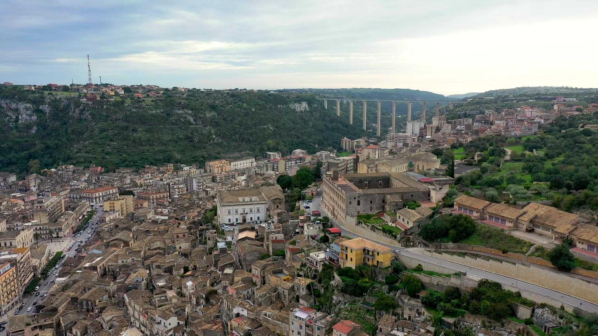 意大利西西里岛莫迪卡鸟瞰图莫迪卡拉古萨巴洛克镇视频的预览图