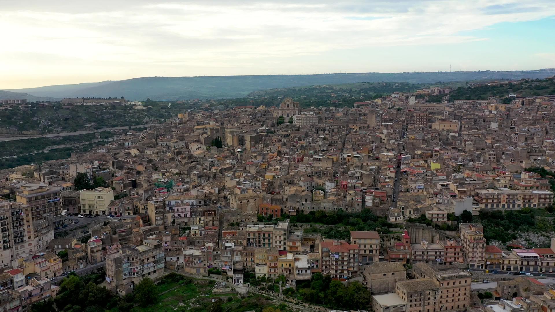 意大利西西里岛莫迪卡鸟瞰图莫迪卡拉古萨巴洛克镇视频的预览图