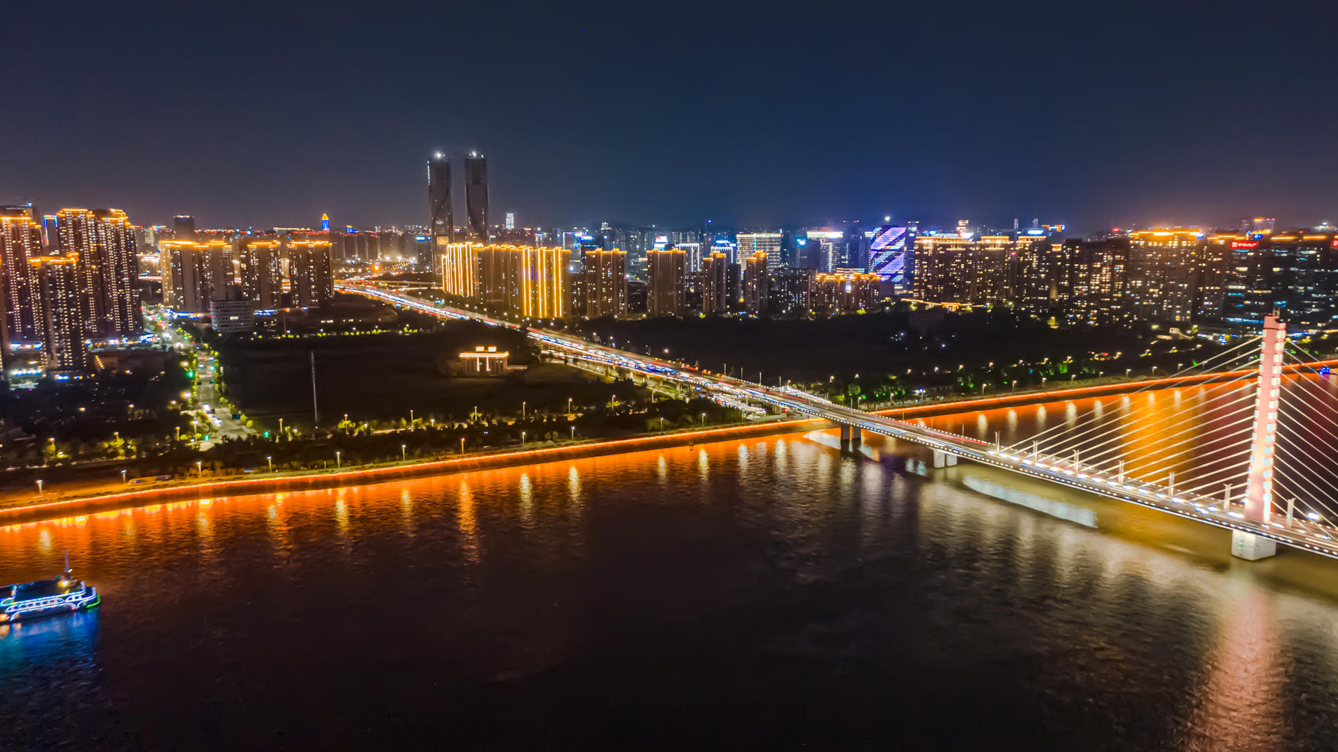 4K航拍大气移动延时杭州钱塘江钱江三桥CBD城市夜景视频的预览图