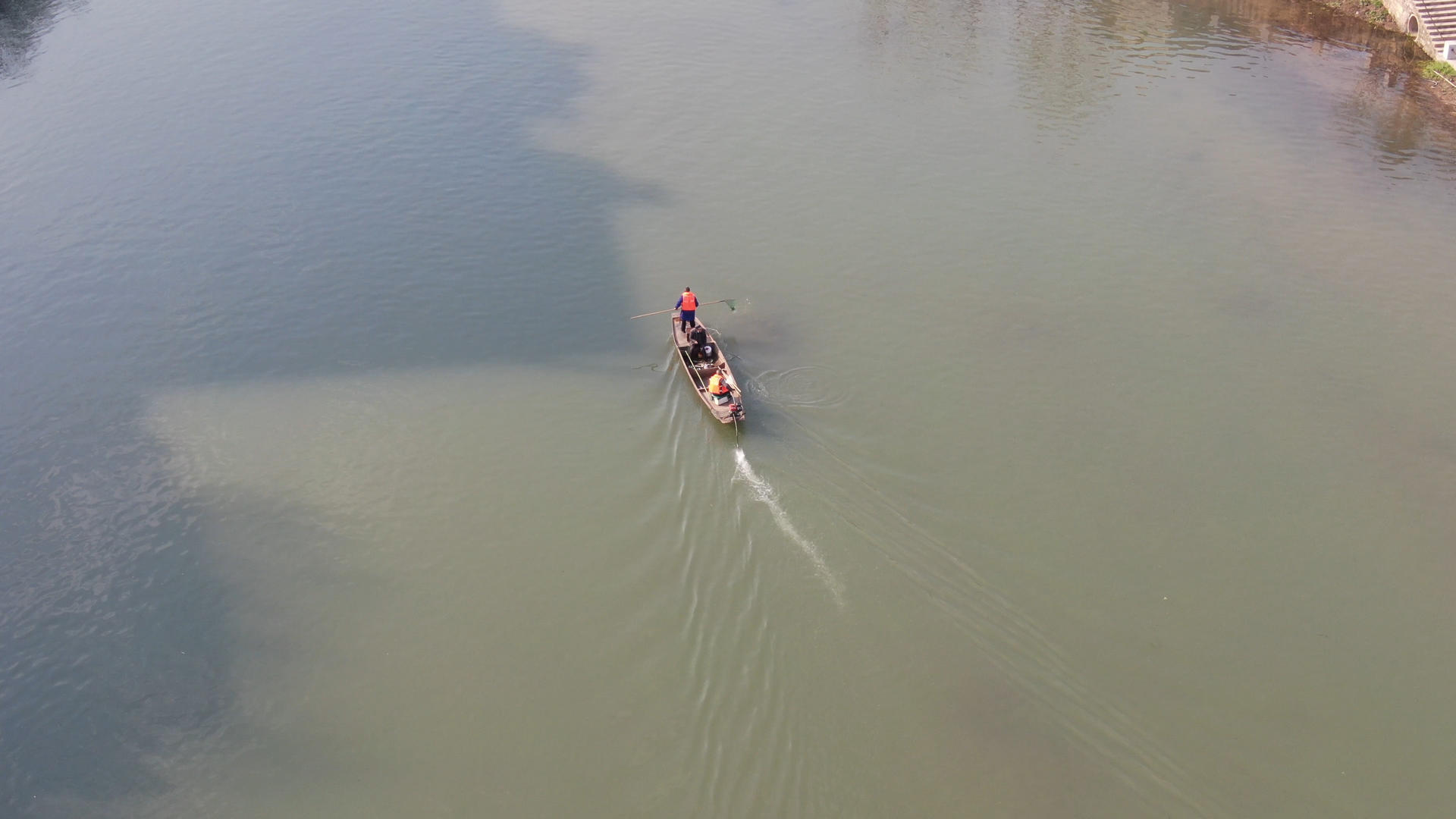 4K航拍城市守护者河中捞垃圾视频的预览图